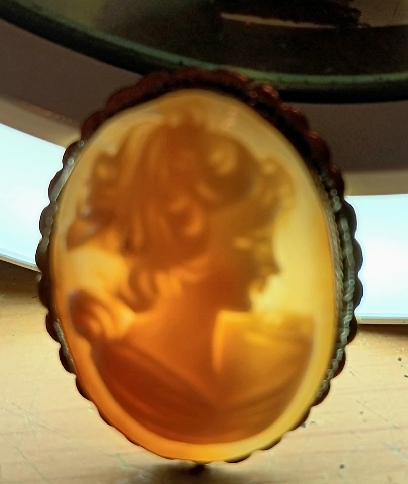 Pingente/broche feminino vintage Carl Art folheado a ouro 12kt esculpido à mão concha camafeu - Imagem 3 de 4