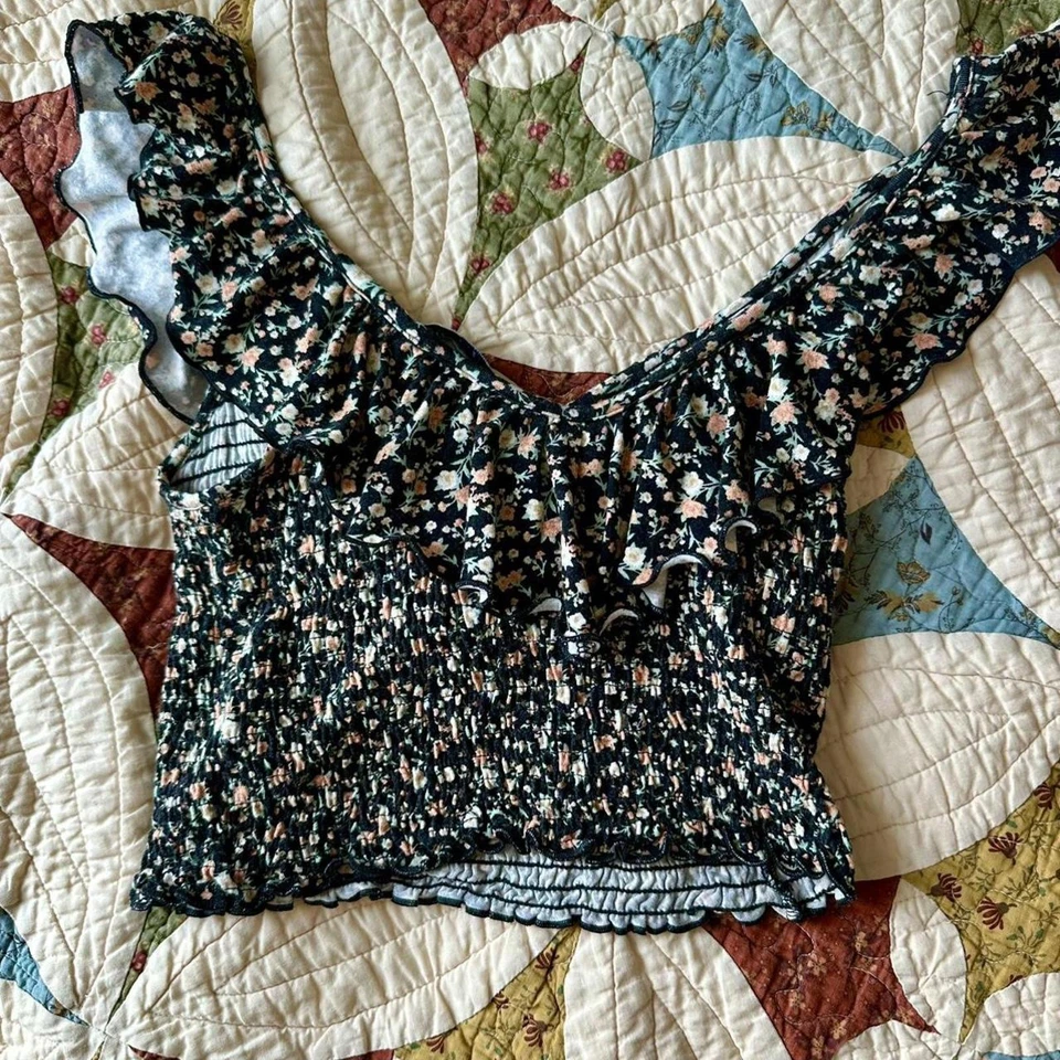 Conjunto de falda y blusa a juego American Eagle floral negra de 2 piezas. Talla S. Foto 4 de 4