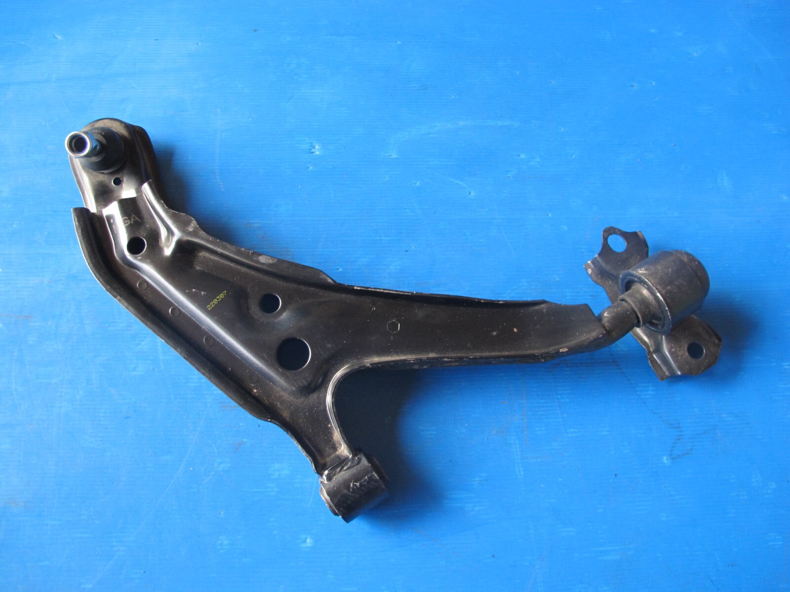 Triangle de suspension inférieur droit MGA Nissan Primera 06/90-