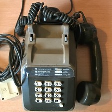 ancien telephone a clavier marron avec ecouteur