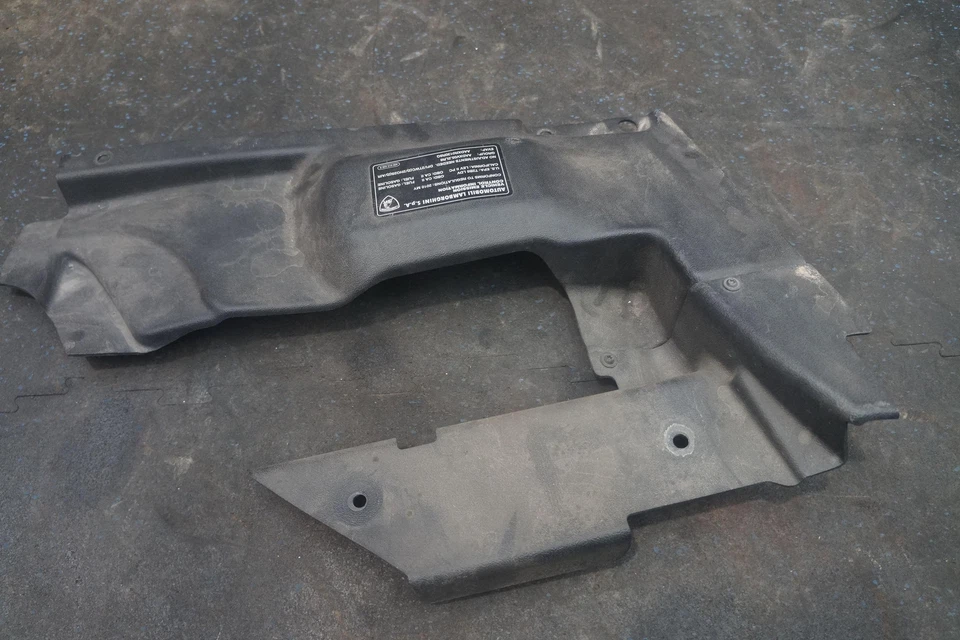 Panel de embellecimiento de cubierta de bahía de motor trasero derecho 07L103938 Lamborghini Gallardo 2010 Foto 2 de 4