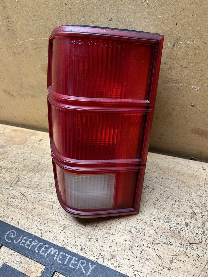 86-92 Jeep Comanche MJ OEM водитель LH задний фонарь левая сторона (очень хорошо!) - Изображение 4 из 4