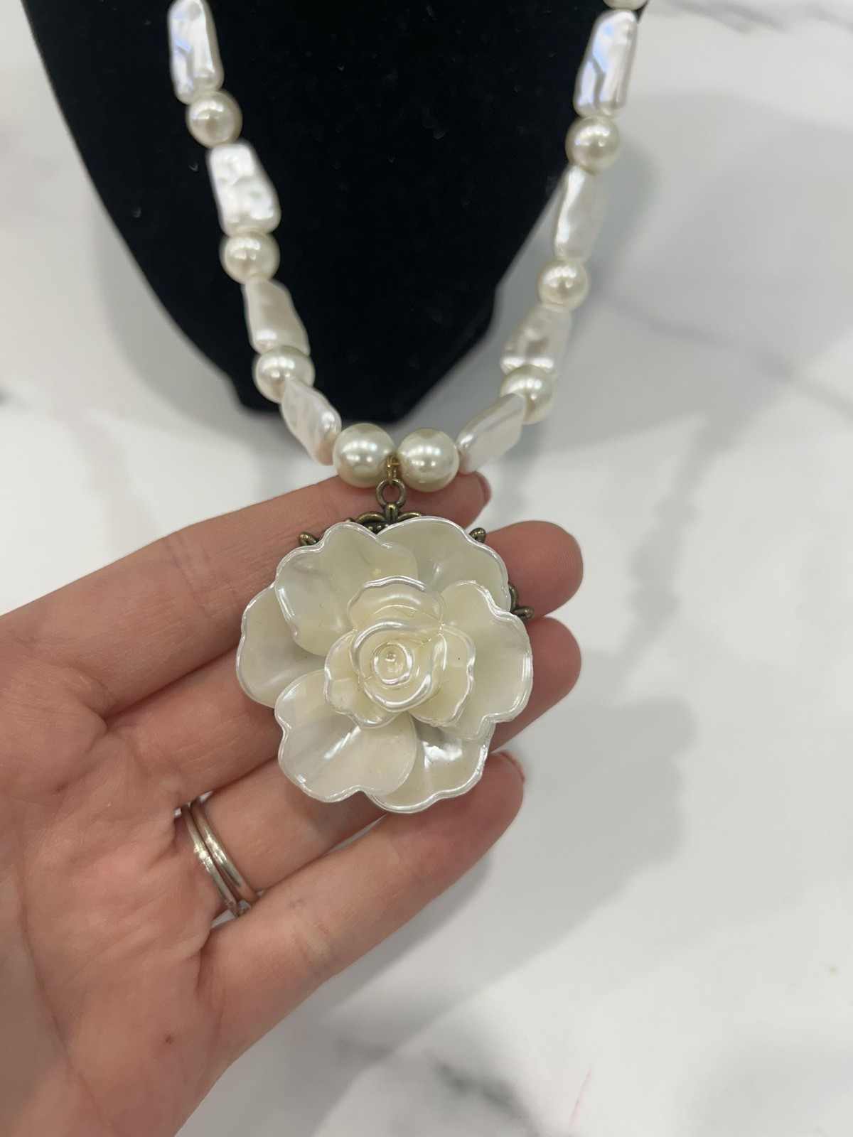 White Shell Flower Pendant Statement Necklace Fau… - image 2