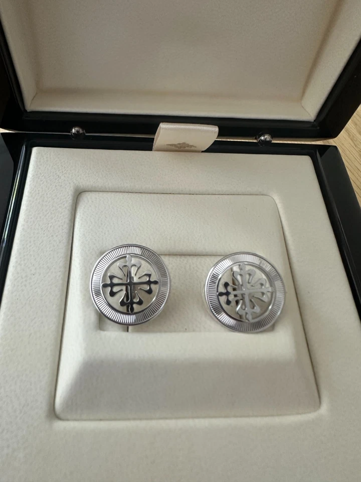 Abotoaduras cruzadas Patek Philippe Calatrava ouro branco - Imagem 2 de 4