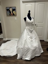 David’s Bridal Size 6 Wedding Dress W/2 veils, Tiara, Underskirt