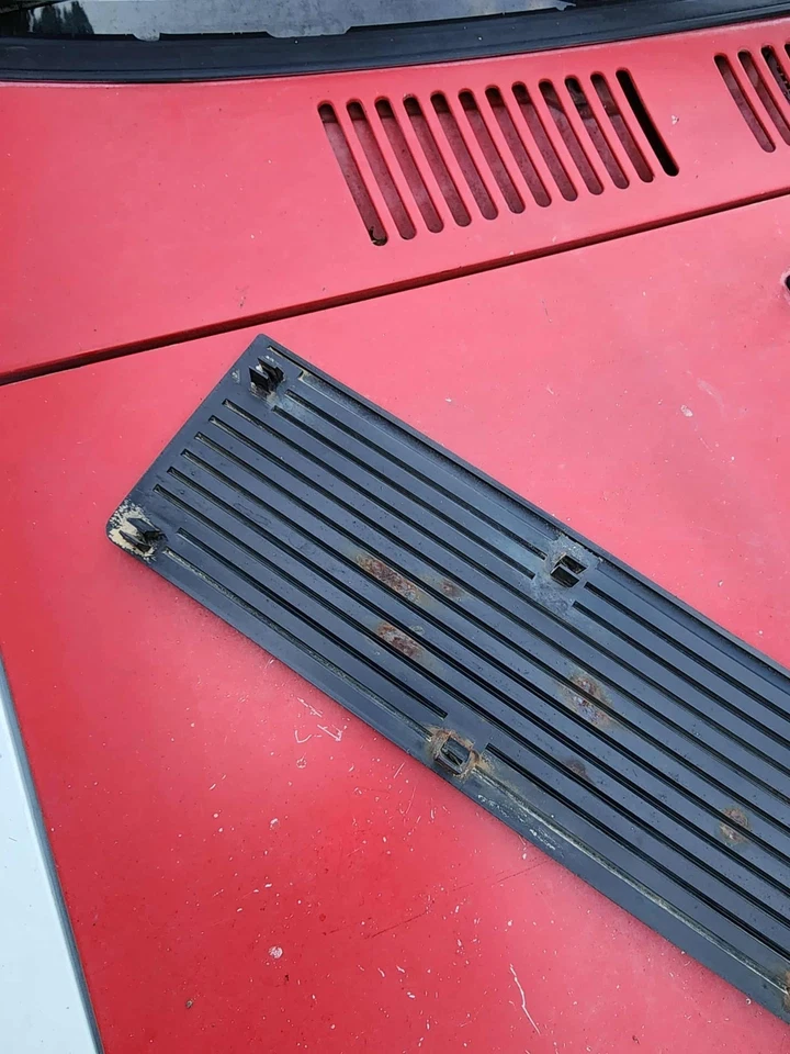 1987-1993 MAZDA B2200 OEM para-choque traseiro - almofada de passo parte lateral esquerda #UB3950250 - Imagem 4 de 4