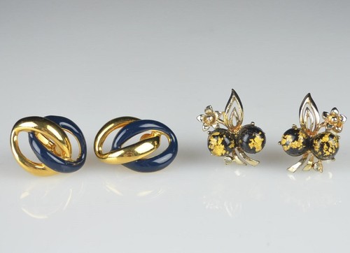 VINTAGE DESIGNER EARRING LOT (2) - NAPIER BLUE ENAMEL - CORO BLACK GOLD FLECK - Picture 6 of 7