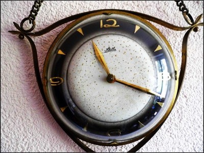 Messing Wanduhr zum Aufziehen mit Metallkette Aufhänger. D= 20cm; H= 55cm. Läuft