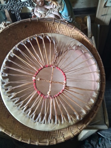 **AWESOME VINTAGE   NATIVE AMERICAN RAWHIDE  DRUM GREAT SOUND QUALITY HTF**