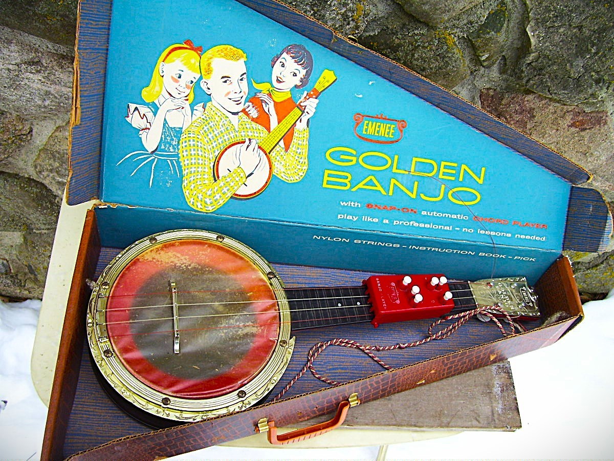 SELDOM SEEN  1950s EMENEE TOY GOLDEN BANJO ~  W/CASE  & CHORD  PAYER  ATTACHMENT