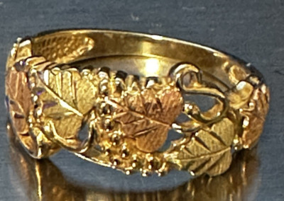 Black Hills Bandring Gold Blätter und Trauben 10 Karat mehrfarbig Gold Größe 7