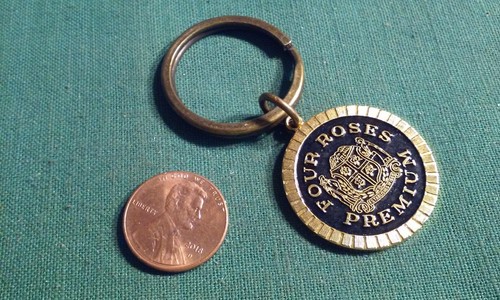 Vintage FOUR ROSES PREMIUM Bourbon Keychain Ring Fob Gold-Tone Metal Kentucky - Picture 2 of 3