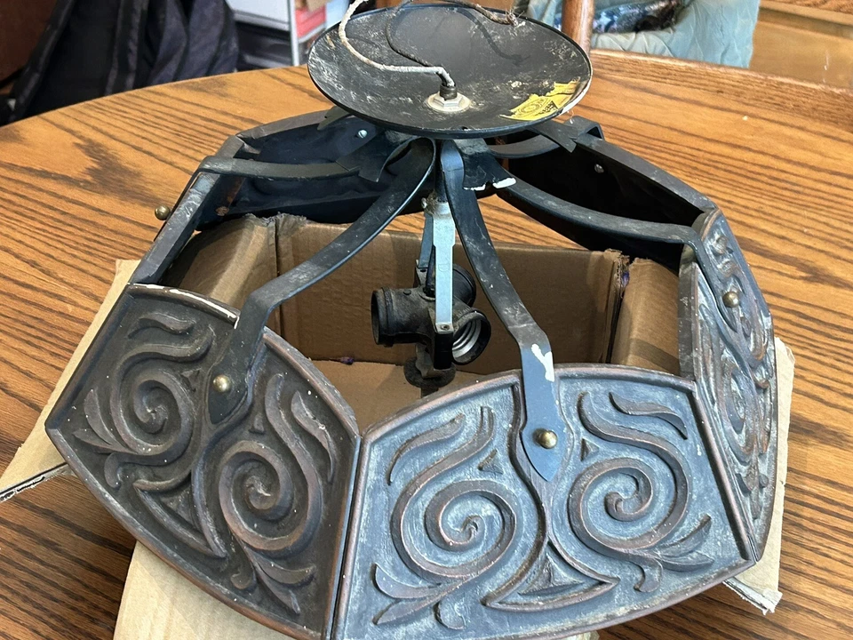 Lámpara de techo gótica de hierro forjado Thomas MOE de seis caras de colección Foto 3 de 4