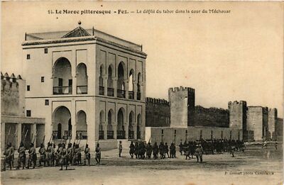 Old postcard AK MOROCCO FEZ - Le parade du tabor dans la cour du Mechouar (796370)