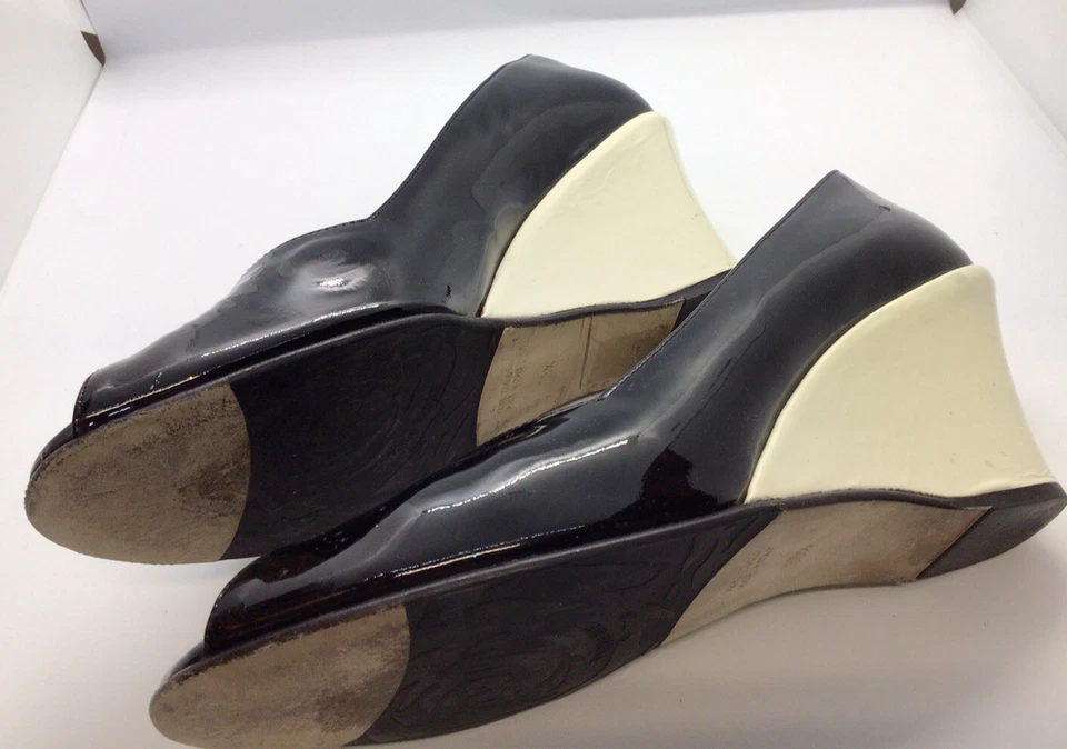 CUÑAS PEEPTOE TARYN ROSE DAELYN CHAROL MARFIL NEGRO 38,5 Talla 8 EE. UU. CON CAJA Foto 4 de 4