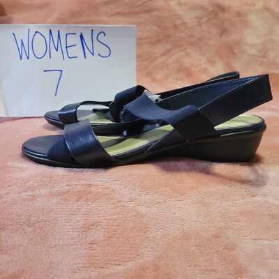 New Womens Size 7 Basic Editions Navy Low Heel Open Toe Slip On Sandals NWT