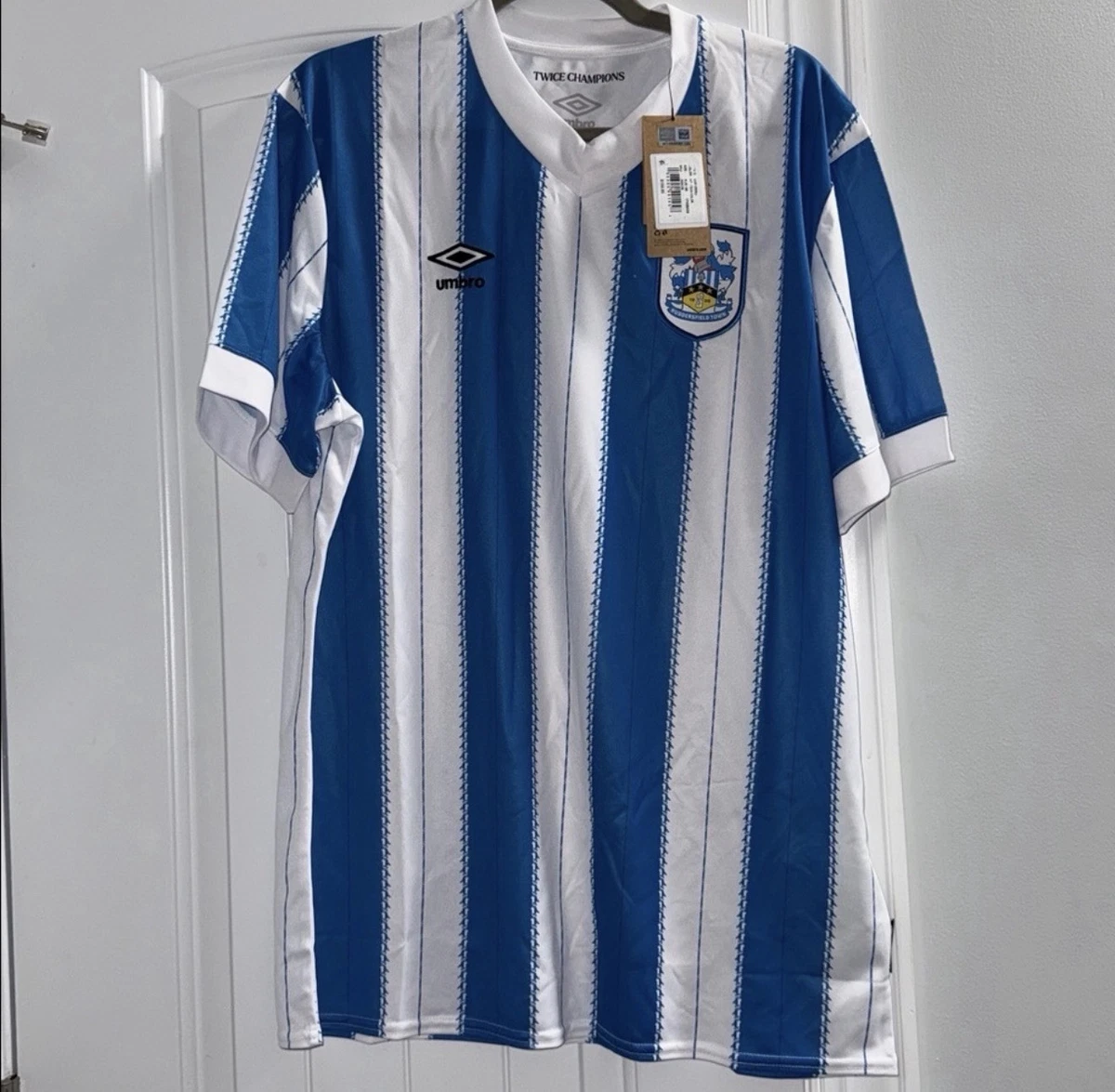 Fini Umbro - Le maillot extérieur 2025-2026 de Luton Town par Reflo est