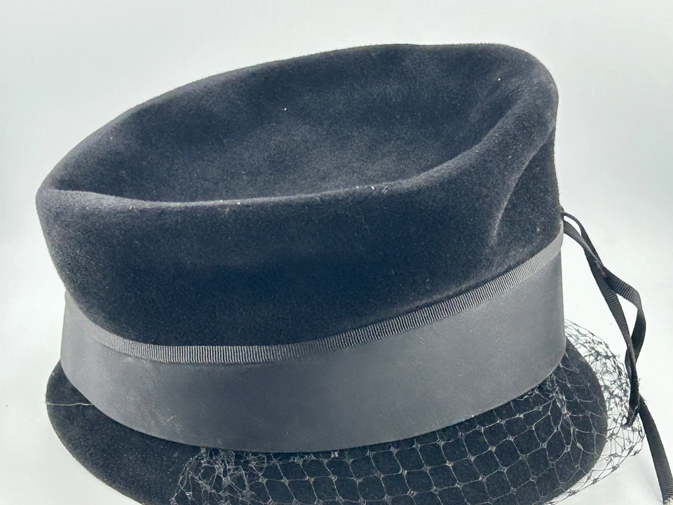 Sombrero de cóctel Mid-Century negro velado Union Made Italia años 50 63/4′′ Foto 2 de 4