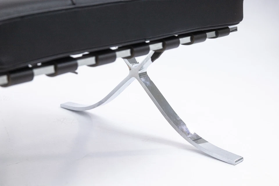 Reposapiés otomano moderno contemporáneo estilo Barcelona de cuero negro y cromo Foto 4 de 4