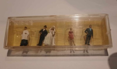 HO Ensemble de figurines Couple de mariés dans une pose élégante | echelle HO
