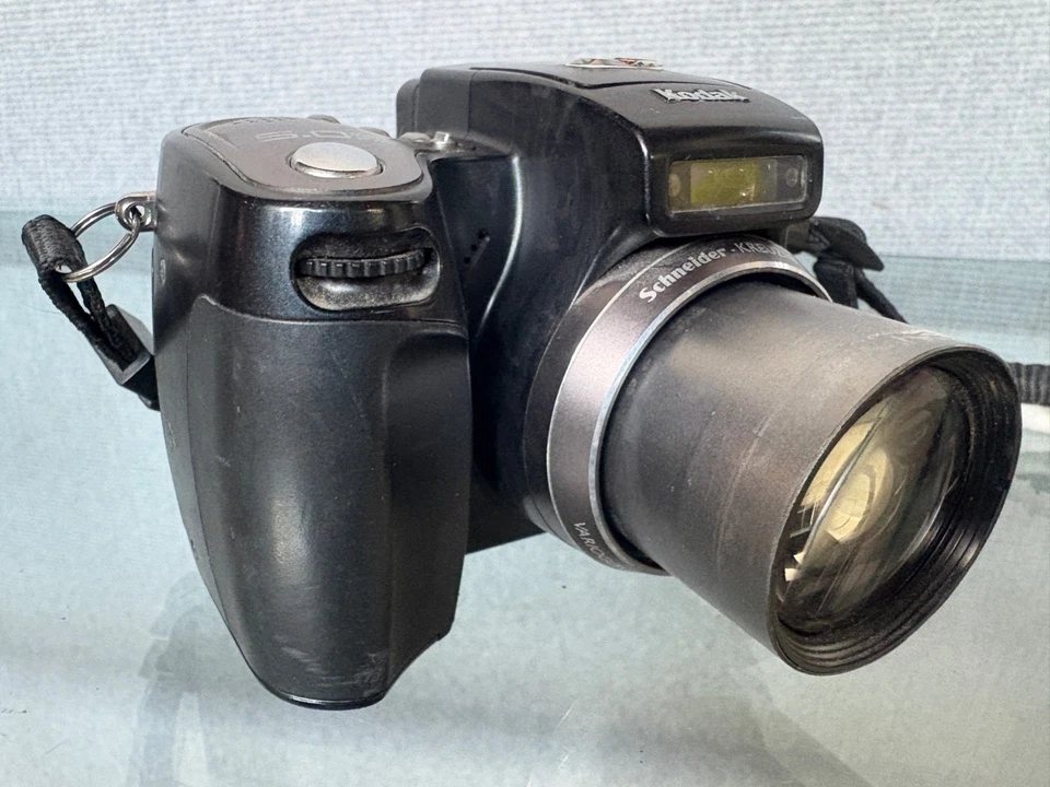 Kodak EasyShare Z7590 5 MP Digital Camera With Battery, Charger and Data Cable - Image 3 of 4