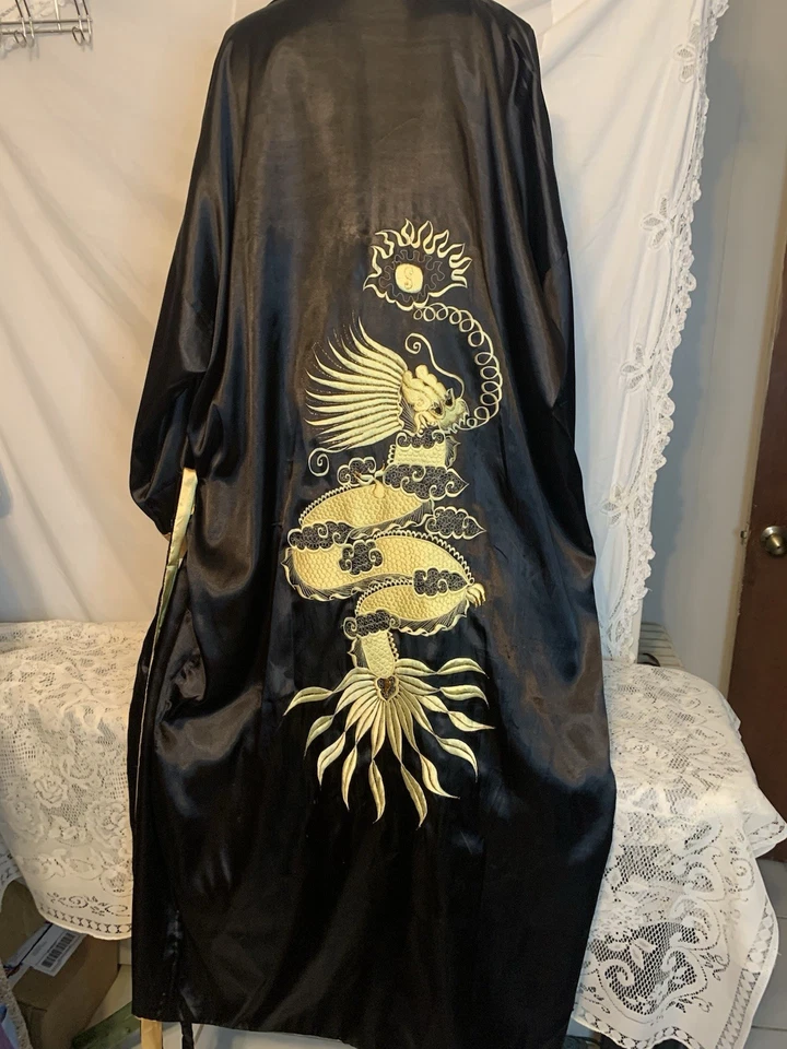 Hombre Satén Bordado Dragón Kimono Negro/Dorado LRG/XL Bata 32 “Pecho 53” L Foto 2 de 4