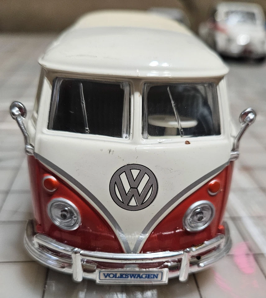 VOLKSWAGEN SAMBA BUS FURGONETA ROJO Y BLANCO 1/25 MODELO DIECAST DE MAISTO Foto 2 de 4