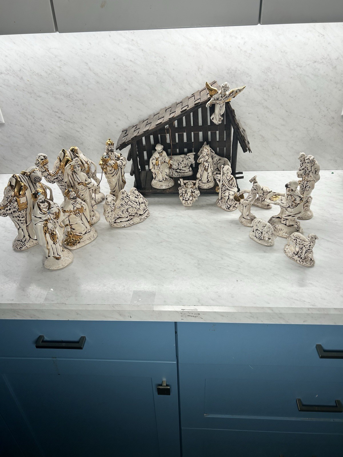 Handcrafted Nativity Set 20 Pieces Gold Trim  Stable Included Beautiful Set