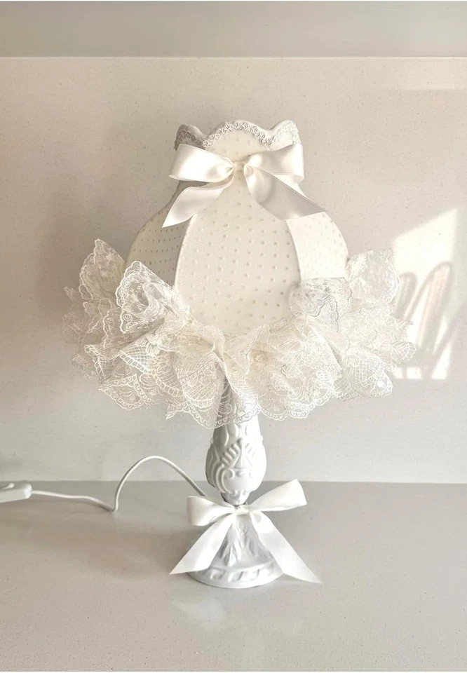 Encantadora pantalla de lunares crudos - acento moderno preensamblado para guarderías Foto 2 de 2