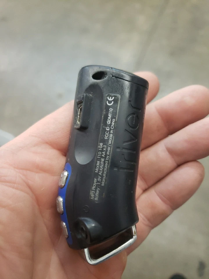 iRiver T 10 Blue (1 GB) Digital MP3 Media Player RARE! *untested  - Image 3 of 4