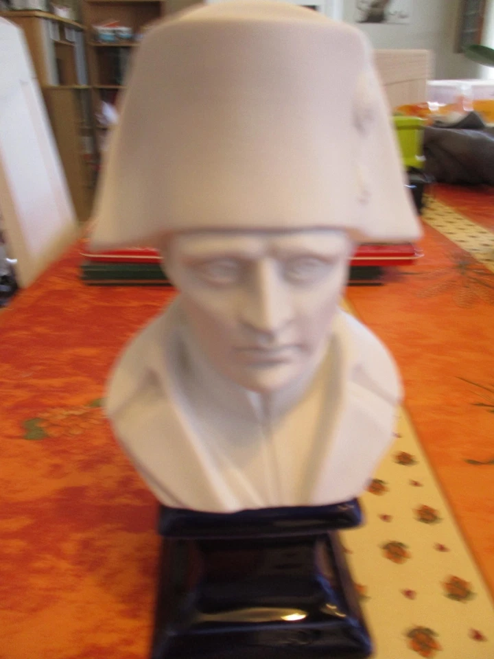 BUSTE DE L' EMPEREUR NAPOLEON EN PORCELAINE BLANCHE BISCUIT ET BLEU - LIMOGES - Photo 1/4