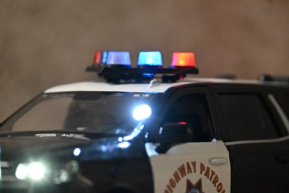 1:24 LED Chevrolet Tahoe CHP California Highway Patrol POLICE - Imagen 4 de 4