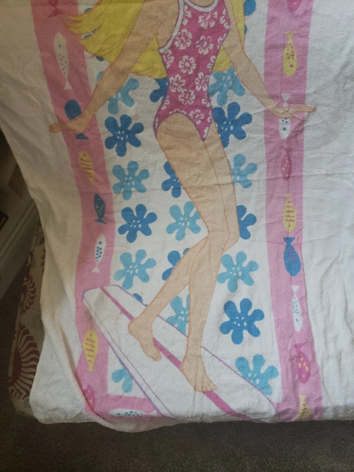 芭比沙滩毛巾金发粉红色白色花朵泳装 2000 — 第 2/4 张图片