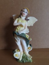 Figur Elfe mit Erdbeerhut und Callas gelbes Kleid / ca. 16 cm hoch