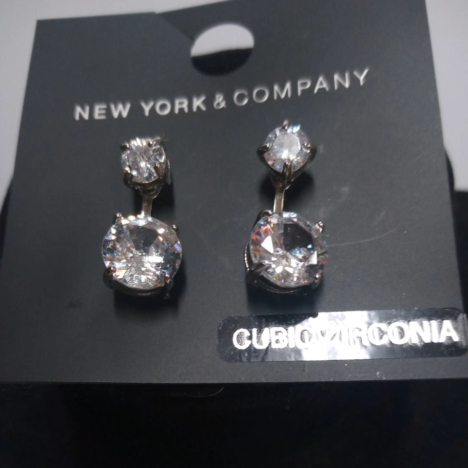 Pendientes colgantes vintage en tono plateado y circonita cúbica de Nueva York y Co, Estate, (FC 93/4 D541) Foto 3 de 4