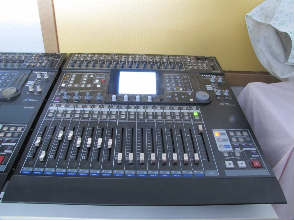 2x TASCAM DM-24; SELTENE KASKADE-KARTEN; 64 KANÄLE; DIGITAL-MIXER; MOTOR-FADER - Bild 4 von 4