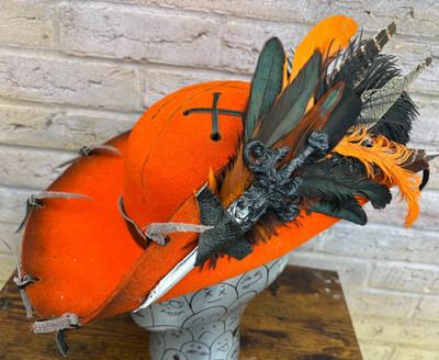 ORANGER Distressed Piratenhut Renaissance Federn Musketier 57 cm Lederbesatz 47