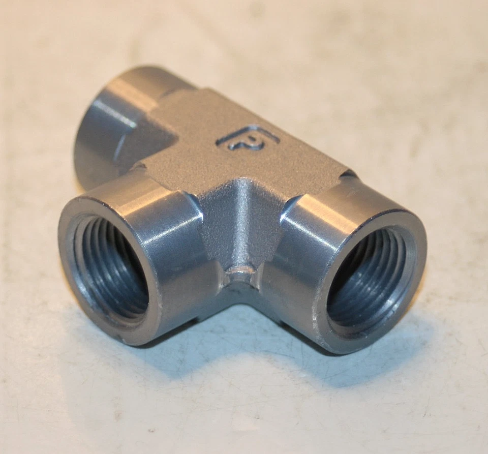 3/8 FNPT Steel Pipe Tee Fitting Parker 3/8 MM0-S - Image 2 of 3