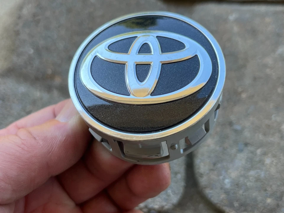 TAPA CENTRAL RUEDA TOYOTA PRIUS YARIS OEM ACABADO NEGRO 42603-52170 A550 2016-2021 Foto 2 de 3