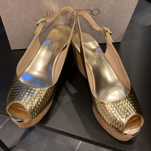 美品✨JIMMY CHOO Gold wedge Strap sandals Authentic Jimmy Choo Metallic Gold Wedge Sandal 36 – Paris