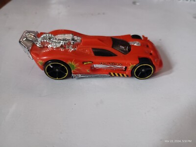 Hot Wheels Acceleracers Metal Maniacs Spine Buster RED Die cast