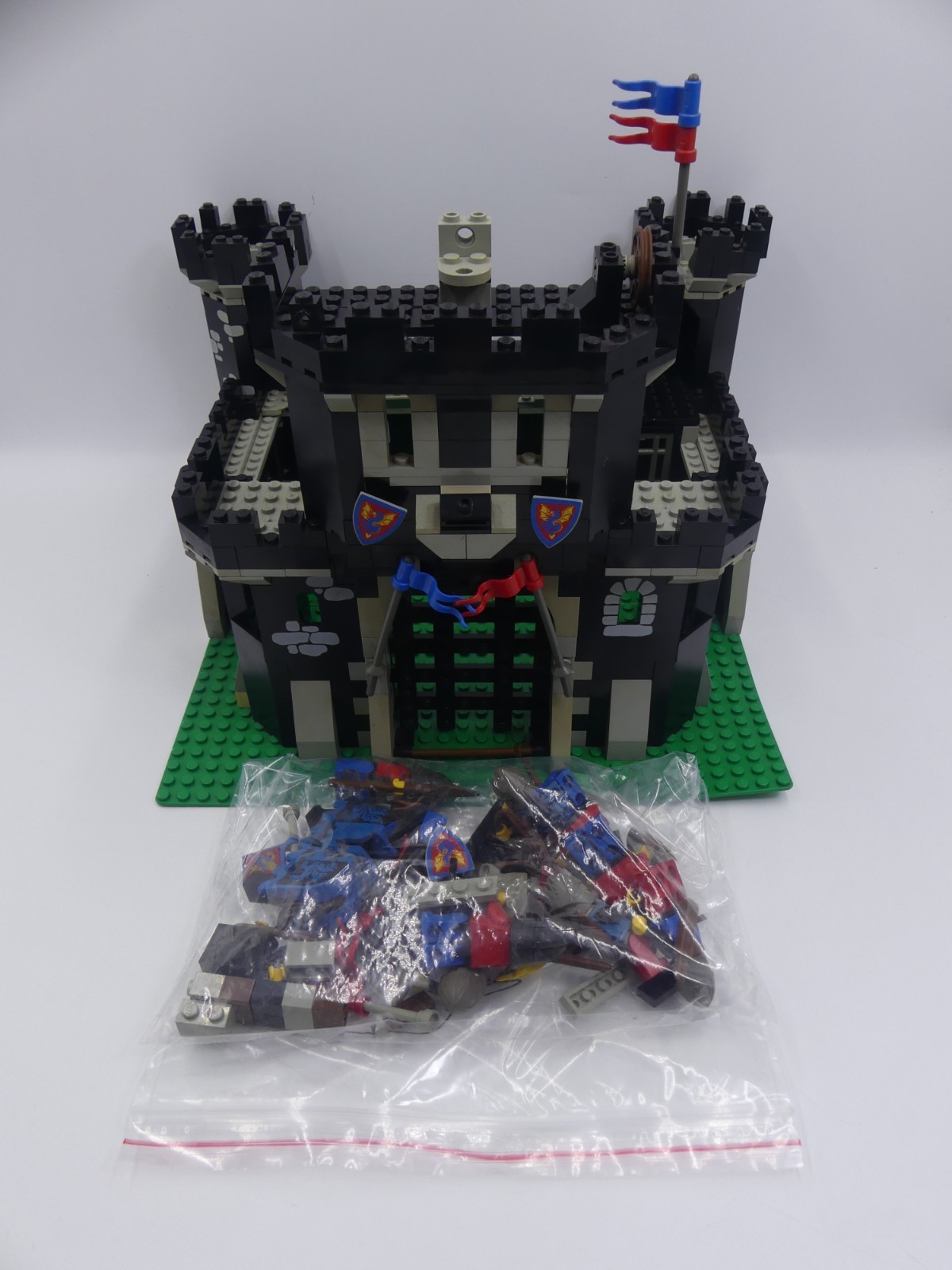 LEGO Castle Black Knights: Monarch's Castle 6085 10 Minifigures 1988 INCOMPLETE