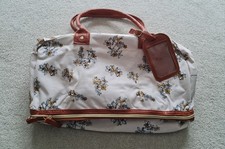 Torba podręczna z dodatkowym otwarciem plus odpinany pasek na ramię.