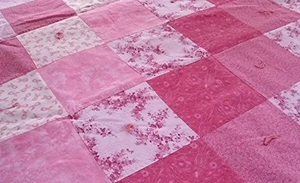 DE COLECCIÓN COLCHA ROSA PATCHWORK ATADA A MANO con PEQUEÑO RESPALDO FLORAL 35 1/4" X 47" Foto 3 de 4