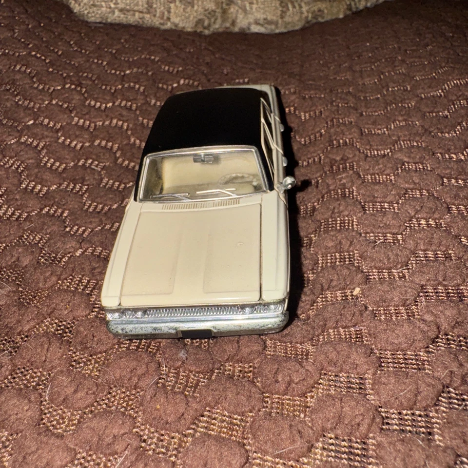 Franklin Mint 1963 Rambler Classic 660 Valencia ivory 1:43 Scale #4167 B11RT31 - Image 2 of 4
