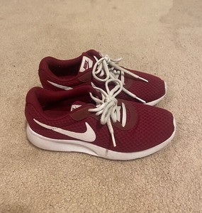 nike roshe maroon