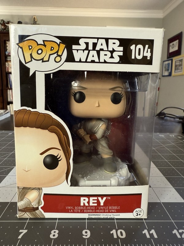 Funko Pop! Vinyl: Star Wars - Rey (w/ Lightsaber) #104
