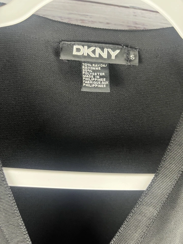 Cárdigan DKNY con botones para mujer pequeño negro mangas 3/4 Foto 4 de 4