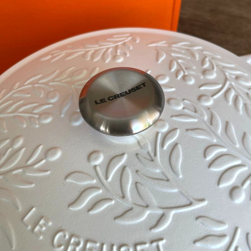 Le Creuset Marmite Olive Branch Relief 28cm 5 1/4qt Soup Pot Cotton White New - Picture 3 of 11