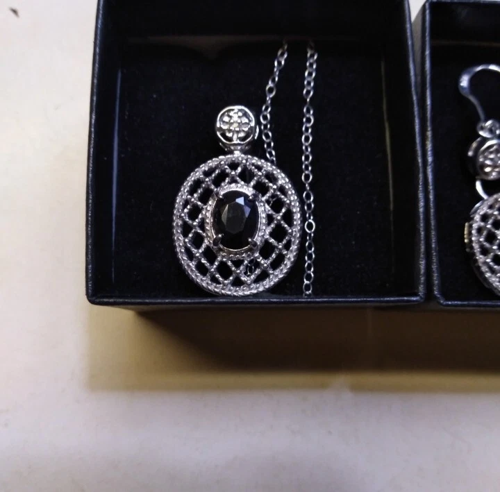 Juego de collar y pendientes de diamantes y zafiros naturales Foto 3 de 4